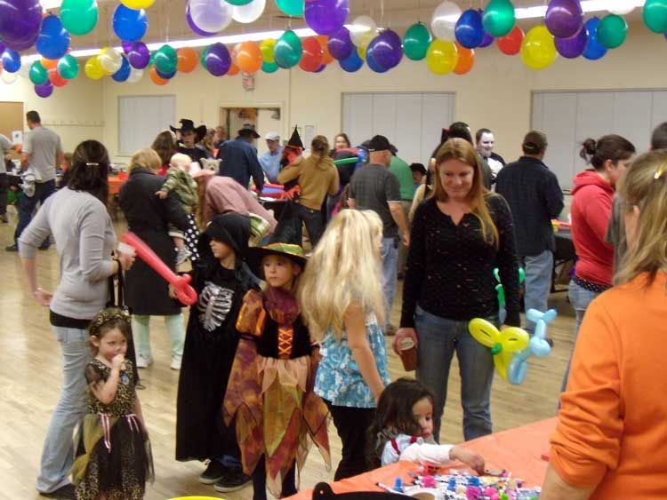 File:Frazier Park Halloween.jpg