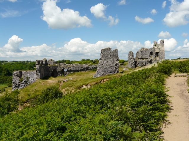 File:Pennard Castle - geograph.org.uk - 870027.jpg