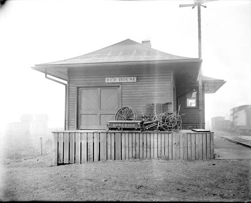 File:Red House Station NY.jpg