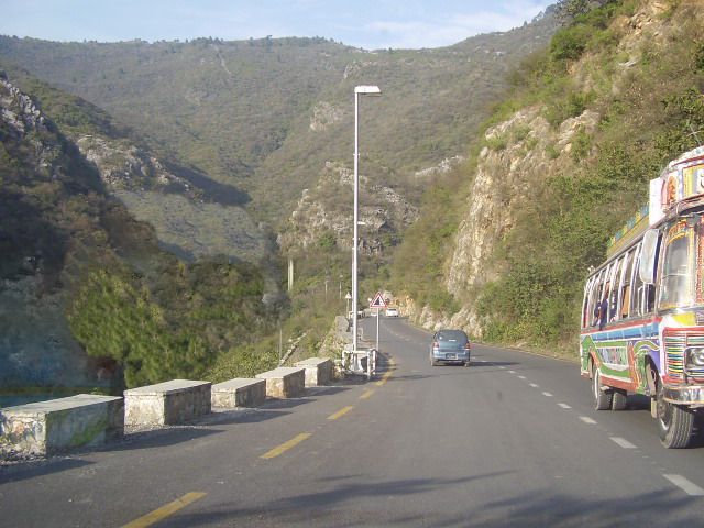 File:Road to Daman e Koh.jpg