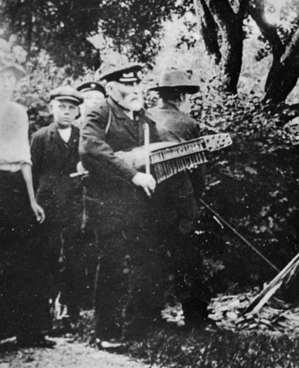 File:Spelman på nyckelharpa Carl Österberg (Salmakarkalle) (cropped).jpg