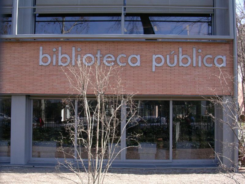 File:Biblioteca pública Infanta Elena Bricks and reflections.jpg