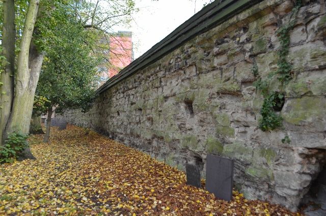 File:Castle Wall - geograph.org.uk - 2682045.jpg