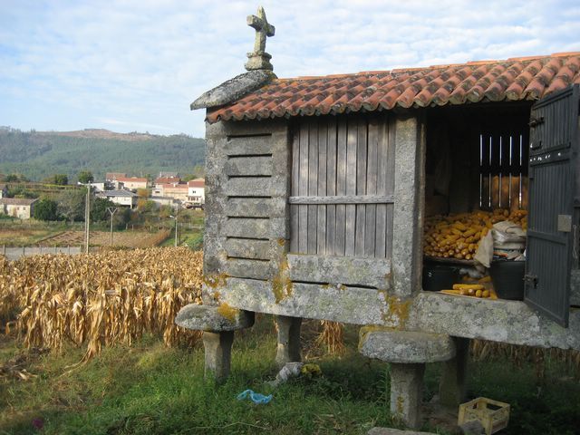 File:Hórreo da reitoral de Bealo, Boiro.jpg