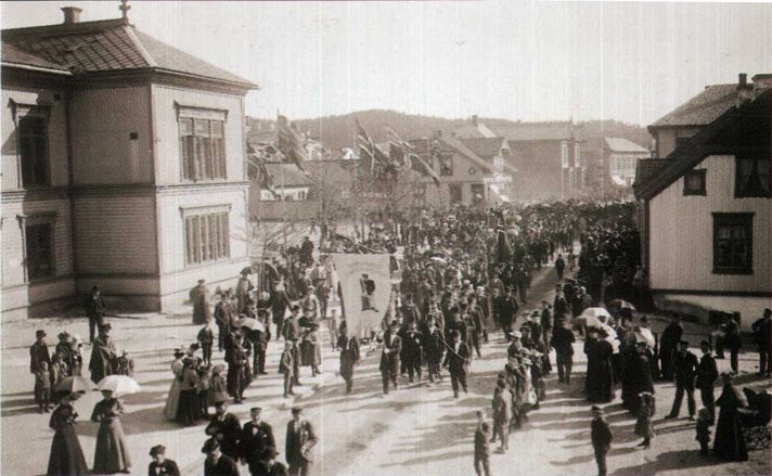 File:Kammerherregården syttende mai tog 1896.jpeg