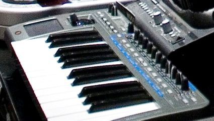 File:Novation Xio-Synth 25 (angled).jpg