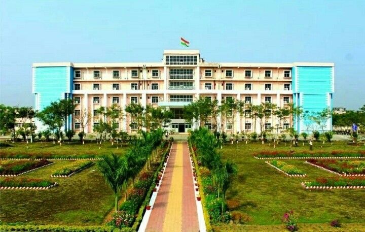 File:Parala Maharaja Engineering College Berhampur.jpg