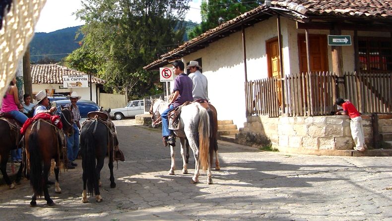 File:Valle de Angeles Honduras street cropped.jpg