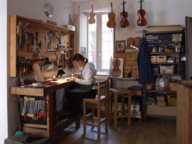 File:Workshop luthier.jpg