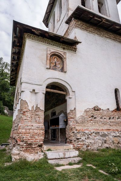 File:Baia de Aramă Monastery - Ext2.jpg