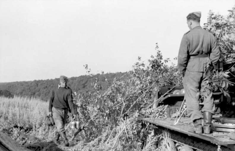 File:Bundesarchiv Bild 101I-022-2926-28, Russland, Tarnung eines Halbkettenfahrzeugs.jpg