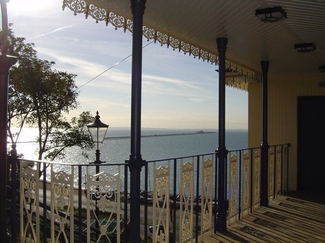 File:Cliff lift with Pier in background.jpg