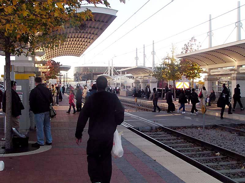 File:DART Red Line @ Union Station.jpg