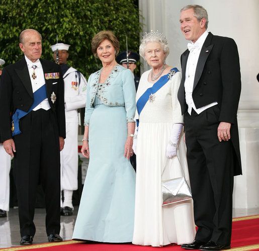 File:First family and Elizabeth II 2007 (outside).jpg