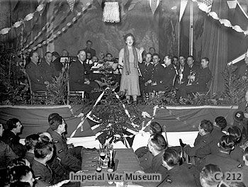 File:Gracie Fields entertains airmen during WW2.jpg