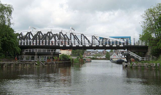 File:Hayhurst Swing Bridge, Northwich.jpg