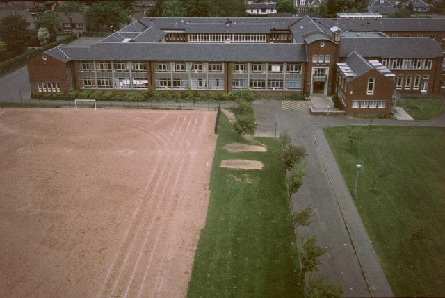 File:Lenzie Academy - geograph.org.uk - 882184.jpg