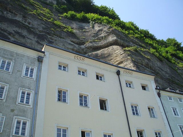 File:Fassade-salzburg-college.jpg