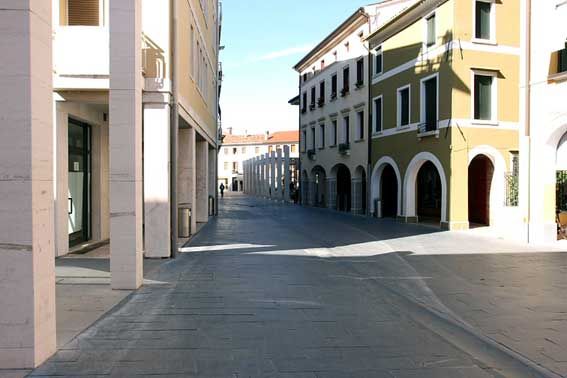 File:Piazza luzzatti.jpg