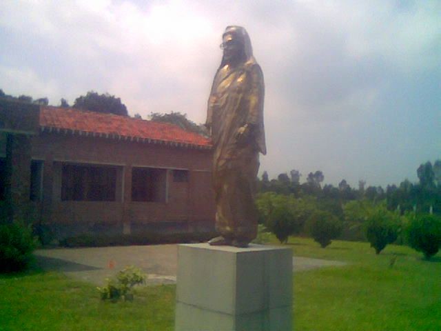 File:Begum Rokeya statue.jpg