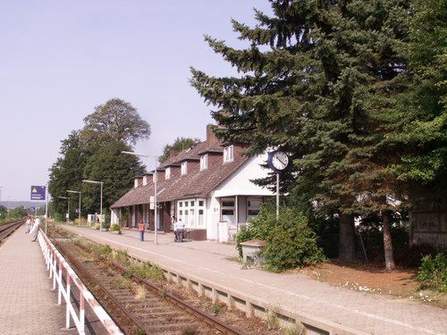 File:Bahnhof Brakel.jpg