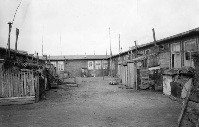 File:Bundesarchiv B 145 Bild-P003214, Eckernförde, Flüchtlingsbaracken.jpg