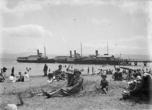 File:Days Bay, Eastbourne 1920s.jpg