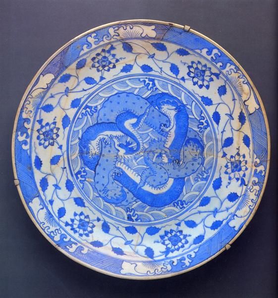 File:Dish with Two Intertwined Dragons MET 65.109.2.jpg