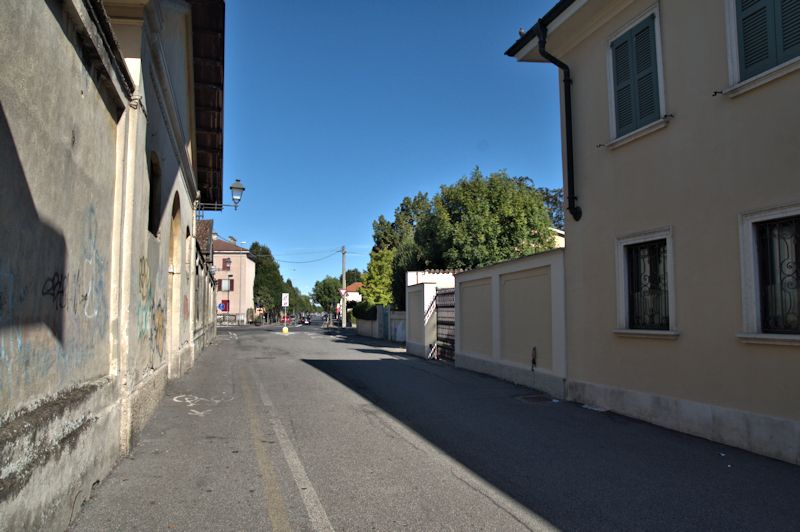 File:Via-quartierone.jpg