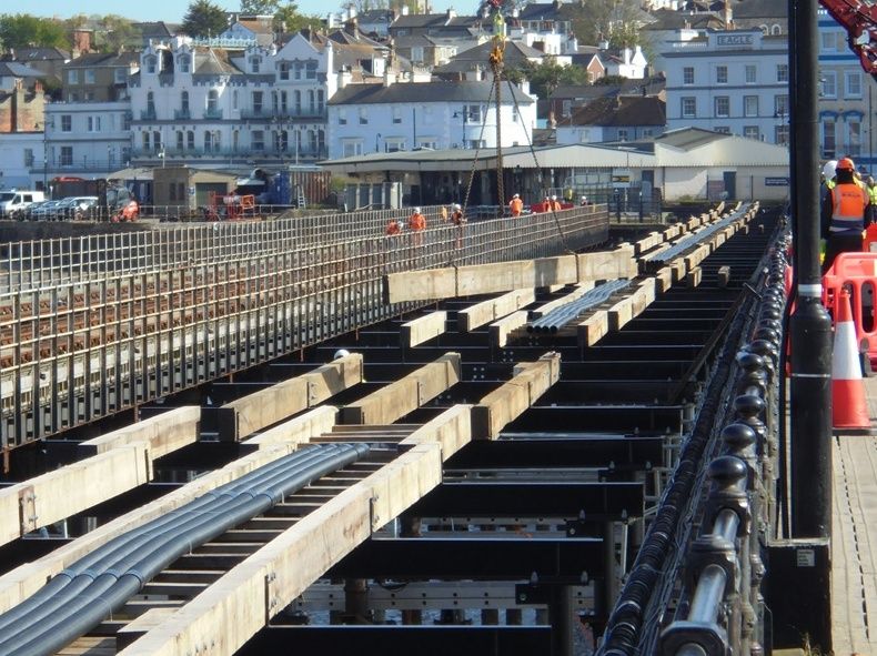 File:Works on Ryde Pier.jpg