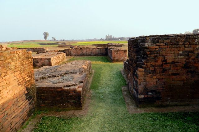 File:Broken Palace of Bangarh.jpg