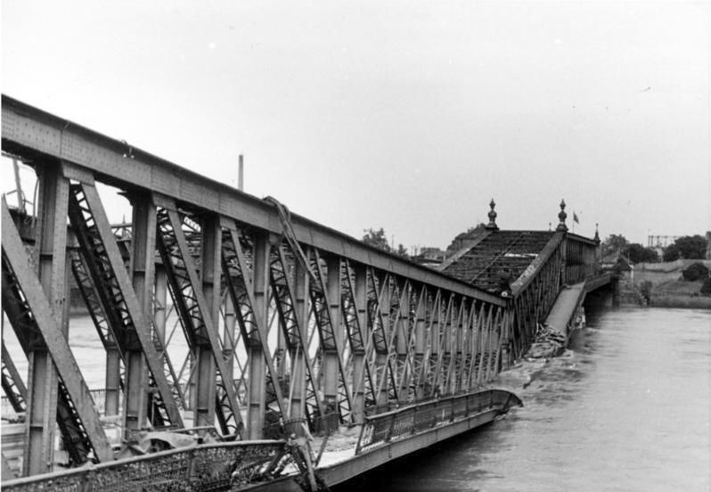 File:Bundesarchiv Bild 121-0476, Gesprengte Rheinbrücke bei Kehl.jpg