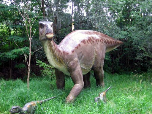 File:Iguanodon Dinopark.jpg