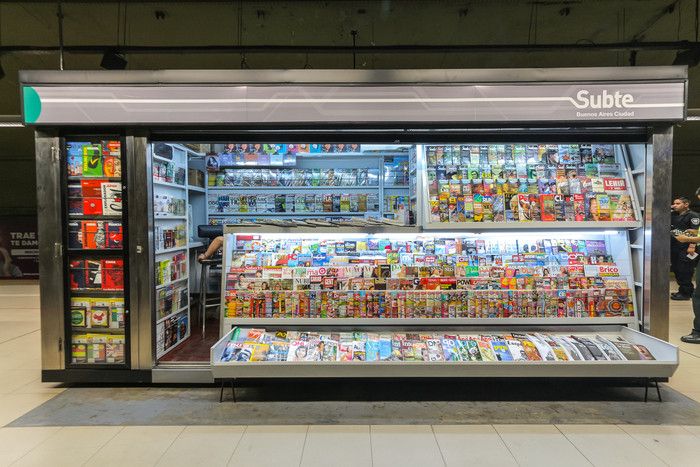 File:Magazine stand in Plaza Italia station.jpg