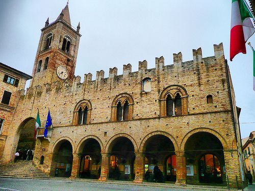 File:Montecassiano - Palazzo del podestà.jpg