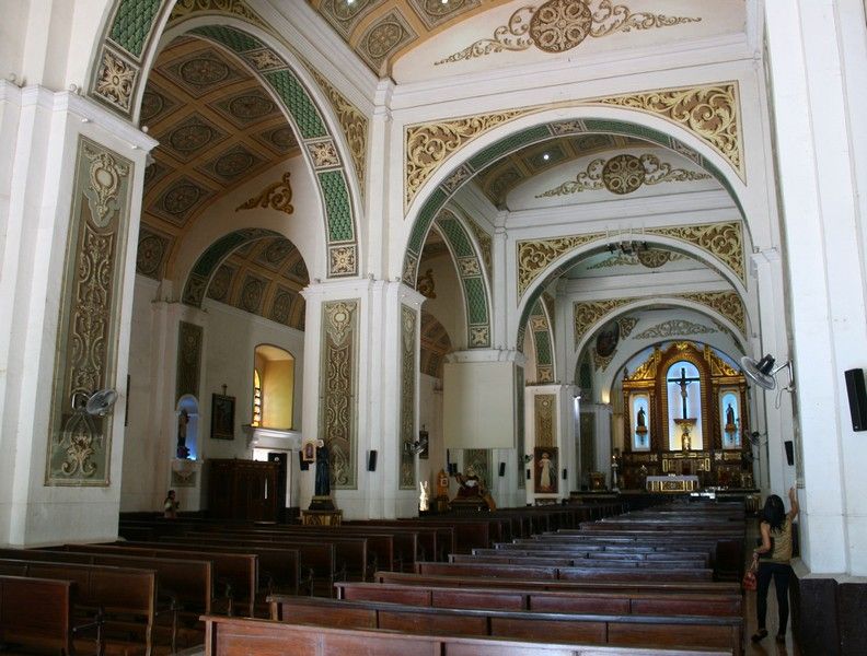 File:Naga Cathedral columns and arches.jpg