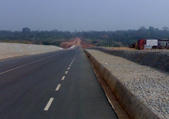 File:Road leading to Odo Bridge.jpg