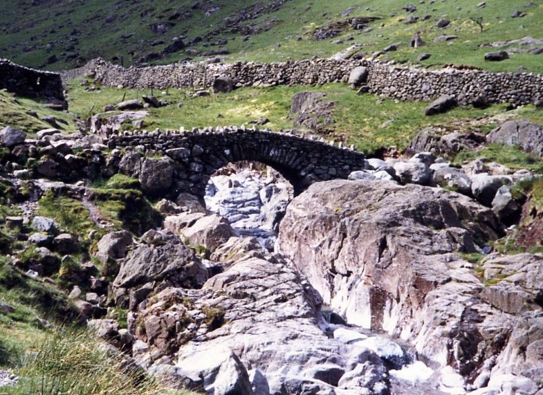 File:Stockley Bridge, Seathwaite.jpg