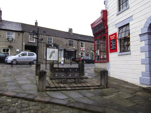 File:Stocks Chapel-en-le-Frith.jpg