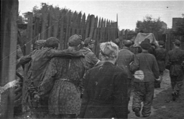 File:Warsaw Uprising - Pięść wounded evacuation 2.jpg