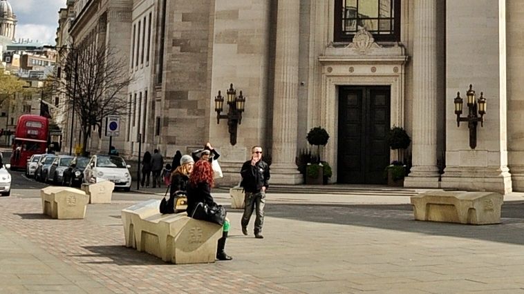 File:Freemasons' Hall, London - Camden benches.jpg