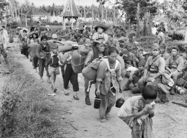 File:Japanese civilians and soldiers, Tawao (AWM 121707).JPG