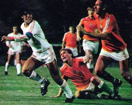 File:Maradona argentinos v hungria 1981.jpg