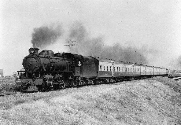 File:U657 + The Australind, 1950.jpg