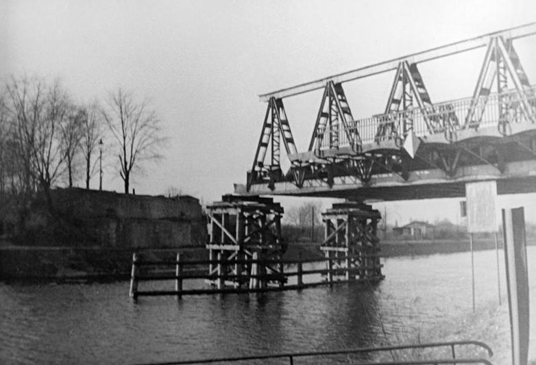 File:Bundesarchiv Bild 183-S02347, Berlin, Teltowkanal, Baumschulenbrücke, Ruine.jpg