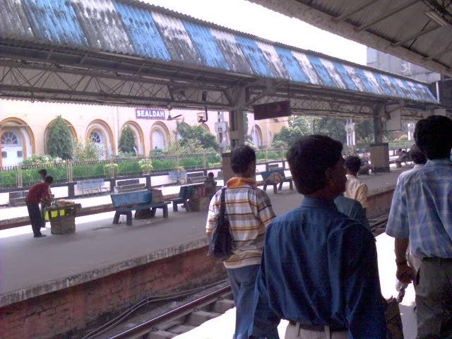 File:Sealdah Platform.JPG