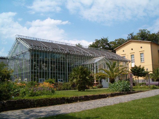 File:BotanischerGartenPotsdam GewaechshaeuserEingang0706a.JPG