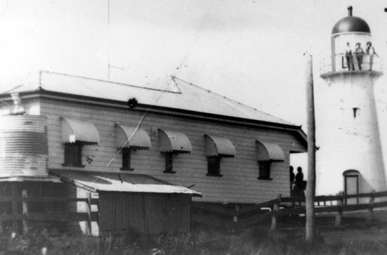 File:Caloundra Lighthouse and Keeper's residence, ca 1920.jpg