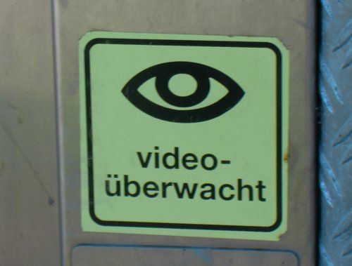 File:Hinweisaufkleber videoueberwacht.jpg