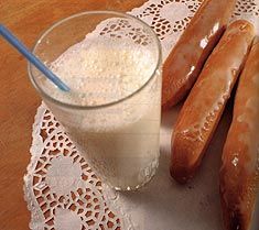 File:Horchata con fartons.jpg